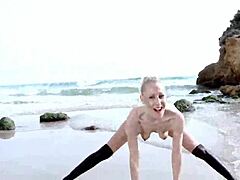 Futai uimitor - striptease în aer liber cu Yelena Veras